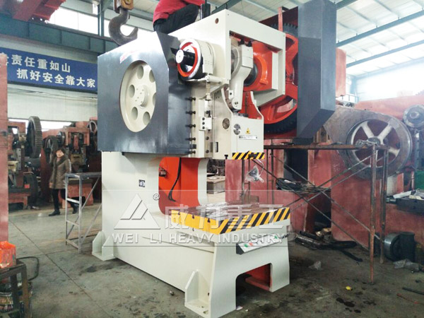 山東威力重工160噸深喉沖床裝車發(fā)貨